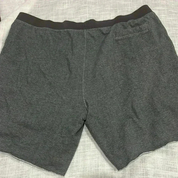 UNDER ARMOUR BIG & TALL GRAY SHORTS - Picture 4 of 4
